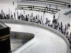 Kebijakan Arab Saudi Tangkal Corona: Tunda Umroh hingga Salat Jumat 15 Menit