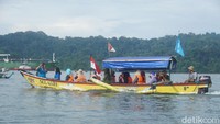 Apabila ingin berwisata ke Cagar Alam Nusakambangan Timur, traveler bisa naik kapal cadik nelayan dari Pantai Teluk Penyu. Sekali jalan biayanya adalah Rp 30 ribu dan Rp 50 ribu untuk keliling pulau (Randy/detikcom)