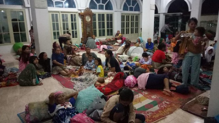 Warga cirebon  mengungsi karena banjir