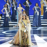 Ayu Maulida Putri dimahkotai oleh juara Puteri Indonesia 2019 Frederika Alexis Cull. Senyum pun mengembang di bibir Ayuma. Foto: Grandyos Zafna/Detikcom