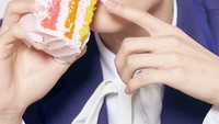 Pernah bergabung dengan boygroup X1 besutan program pencarian bakat Produce X 101, Kim Wooseok keluar sebagai juara 2. Ini pose imutnya saat photoshoot dengan rainbow cake yang manis. Foto: Istimewa