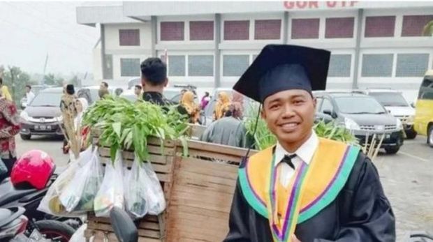 Keren! Demi Tuntaskan Kuliah, Pria Ini Jual Sayur Keliling