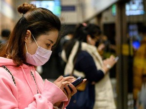 Virus Corona Diperkirakan Bisa Menyebar Melalui HP dan Uang Kertas
