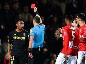 Dorong-dorong Wasit, Gelandang Muda Monaco Ini Diskors 6 Bulan