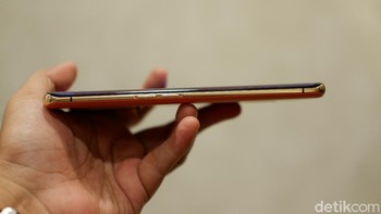 Ketebalannya hanya 9,5 mm dengan bobot 200 gram. Foto: Adi Fida Rahman/detikINET