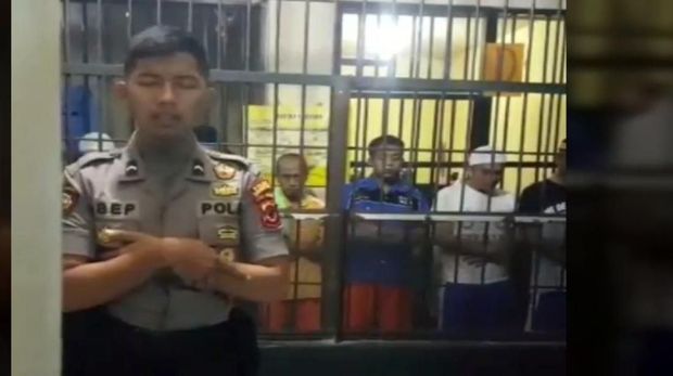 Hafiz Ternama Fatih Seferagic Soroti Video Polisi Sukabumi Imami Salat Tahanan