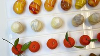 Deretan pastry cantik ini memiliki bentuk yang unik. Yang paling menonjol adalah pastry berbentuk buah jeruk mandarin lengkap dengan daunnya. Sangat mirip dengan aslinya ya! Foto: Instagram @cedricgrolet
