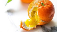 Sekilas pastry cantik ini terlihat seperti buah jeruk sungguhan. Mulai dari warnanya, tekstur kulit yang persis dengan kulit jeruk, lalu daun dan tangkainya. Foto: Instagram @cedricgrolet