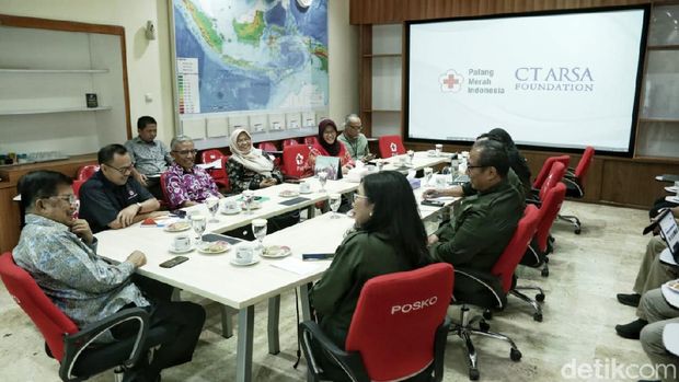 Suasana hangat saat silaturahmi. Kolaborasi dilakukan untuk Indonesia lebih baik.