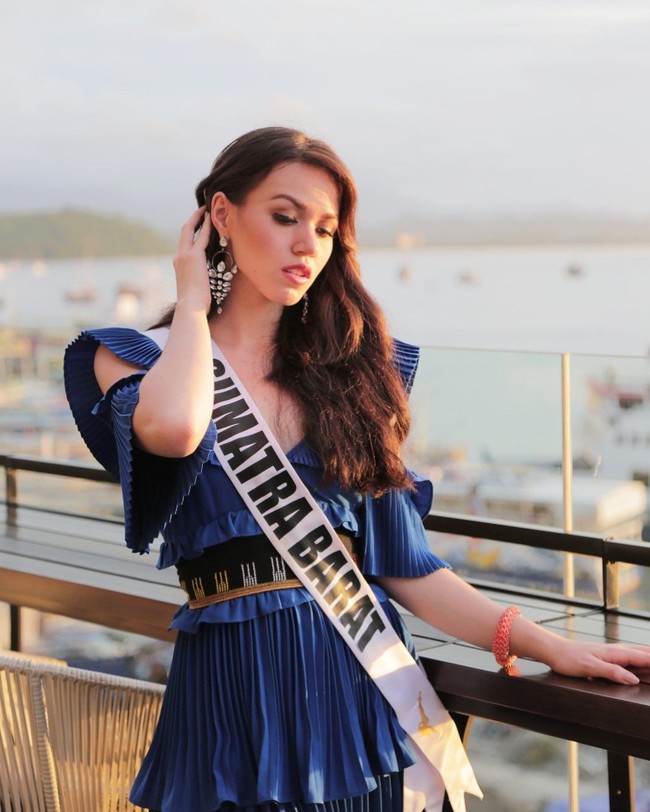 Terkait insiden kepleset menyebut Pancasila di malam final Puteri Indonesia 2020, wanita dengan tinggi badan 173 cm ini memberikan tanggapannya lewat Instagram Story. The biggest thing to take from tonight is that its okay to be nervous as long as you continue to hold your head up high and stay proud of who you are, tulis Kalista Iskandar yang menyatakan tetap bangga pada dirinya. Foto: Kalista Iskandar (@kalistaiskandar/Ig)