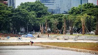 Saat ini sebagian permukaan tanah sudah diperkeras dengan beton. Kolam juga sudah terisi dengan air.
