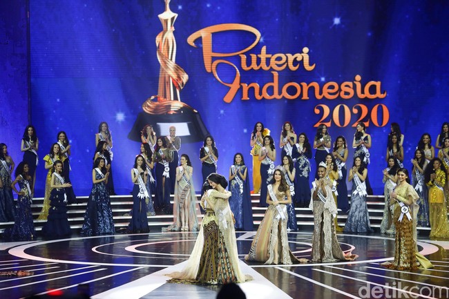 Ayuma berpelukan dengan Putu Ayu Saraswati dari Bali. Putu Ayu Saraswati terpilih sebagai Runner Up 1 Puteri Indonesia 2020. Ia sekaligus menyandang gelar Puteri Indonesia Lingkungan 2020. Foto: Grandyos Zafna/Detikcom