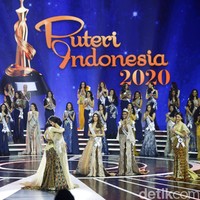 Ayuma berpelukan dengan Putu Ayu Saraswati dari Bali. Putu Ayu Saraswati terpilih sebagai Runner Up 1 Puteri Indonesia 2020. Ia sekaligus menyandang gelar Puteri Indonesia Lingkungan 2020. Foto: Grandyos Zafna/Detikcom