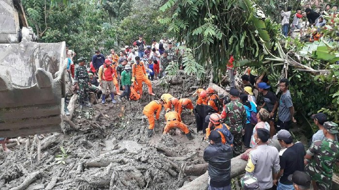 Pencarian korban banjir bandang di Poso, Sulawesi Tengah.