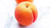 Buah peach dengan warna oranye kemerahan ini sangat cantik. Namun ini adalah realistic dessert andalan dari Chef Cedric Grolet. Jangan terkecoh ya! Foto: Instagram @cedricgrolet