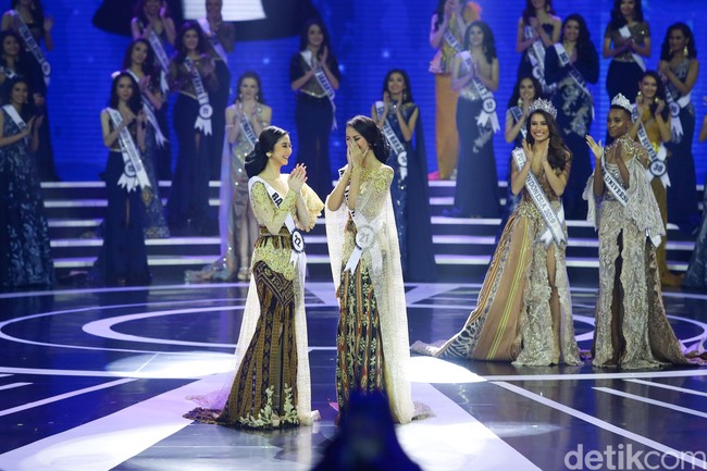 Ayuma tampak menangis dan tak percaya ketika namanya disebutkan sebagai pemenang Puteri Indonesia 2020. Ayuma yang merupakan sarjana hukum mengalahkan Putu Ayu Saraswati dari Bali dan  Jihane Almira Chedid yang mewakili Jawa Tengah. Foto: Grandyos Zafna/Detikcom