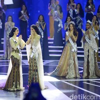 Ayuma tampak menangis dan tak percaya ketika namanya disebutkan sebagai pemenang Puteri Indonesia 2020. Ayuma yang merupakan sarjana hukum mengalahkan Putu Ayu Saraswati dari Bali dan  Jihane Almira Chedid yang mewakili Jawa Tengah. Foto: Grandyos Zafna/Detikcom