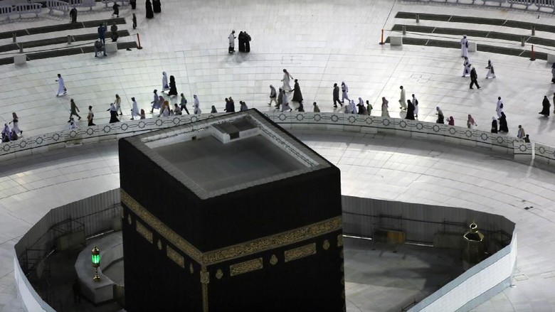 Masjidil Haram Kembali Dibuka Pemerintah Arab Saudi kembali membuka pelataran tawaf Masjidil Haram. Namun, pembukaan pelataran tawaf ini bukan untuk jemaah umrah. Melainkan hanya untuk tawaf-tawaf sunah.