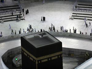 Cegah Virus corona, Kakbah Dipagari dan Jemaah Tak Bisa Cium Hajar Aswad
