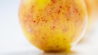 Tak hanya membuat bentuk jeruk mandarin yang cantik. Chef Cedric Grolet pun membuat bentuk apel dengan warna kuning yang lembut. Ia juga menambahkan tekstur bintik-bintik di sekeliling apel. Foto: Instagram @cedricgrolet
