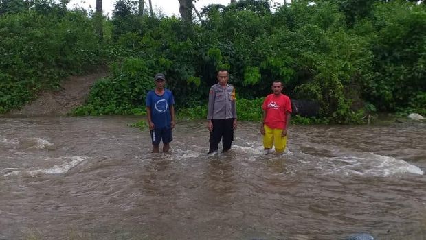 Viral Guru-Siswa di Malut Seberangi Sungai, Polisi: Warga Ingin Jembatan