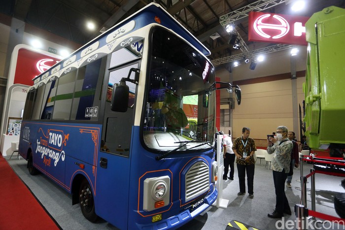 Bus Tayo Mejeng di GIICOMVEC Hino memajang tujuh kendaraan, baik truk dan bus di ajang GIICOMVEC, yang berlangsung di JCC Senayan, Jakarta, Jumat (06/03/2020). Salah satu model bus yang dipajang adalah Hino FB 130 yang disulap menjadi bus Tayo (Tangerang Ayo). Bus Tayo ini merupakan yang Bus Rapid Transit milik kota Tangerang.