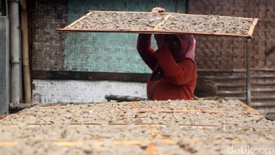 Produksi Kerupuk Tradisional Masih Bertahan, Ini Buktinya