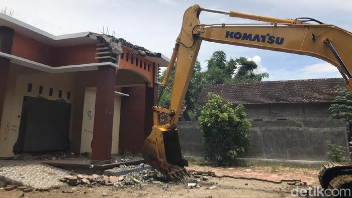 rumah dirobohkan karena istri selingkuh