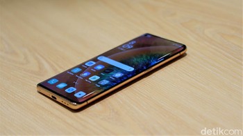 Oppo Find X2 Pro Tea Orange ditenagai oleh Snapdragon 865 yang sudah mendukung teknologi 5G.  Foto: Adi Fida Rahman/detikINET  