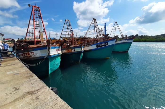 Lima kapal maling ikan diciduk di perairan Natuna Utara. Kapal direkayasa seolah-olah berasal dari Malaysia, ternyata setelah diperiksa berasal dari Vietnam.
