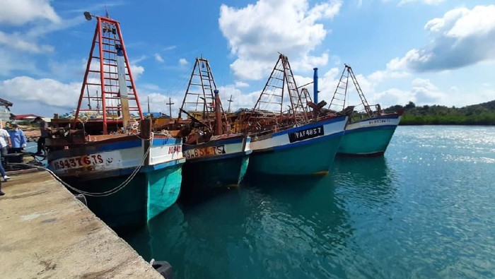 Lima kapal maling ikan diciduk di perairan Natuna Utara. Kapal direkayasa seolah-olah berasal dari Malaysia, ternyata setelah diperiksa berasal dari Vietnam.