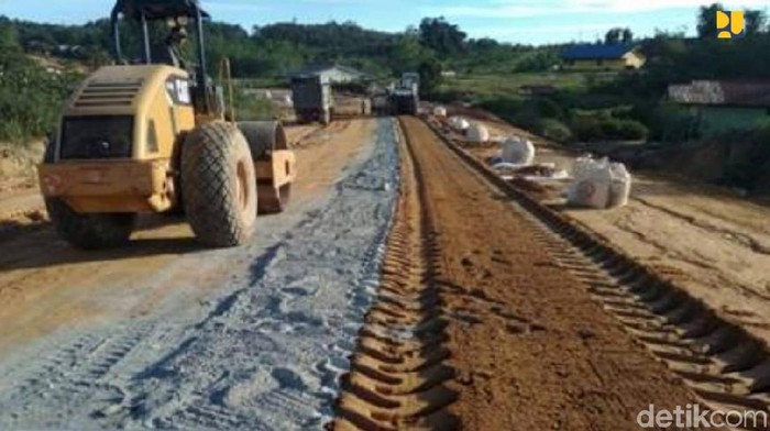 Kementerian PUPR membangun jalan paralel perbatasan di Kalimantan Barat. Hingga Februari 2020, Jalan paralel 811.32 km tersebut telah tembus seluruhnya dari Temajok hingga Batas Provinsi Kalbar/Kaltim.