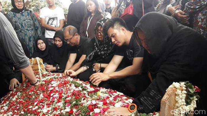 Pemakaman ibunda Baim Wong (Dian Firmansyah/detikcom)