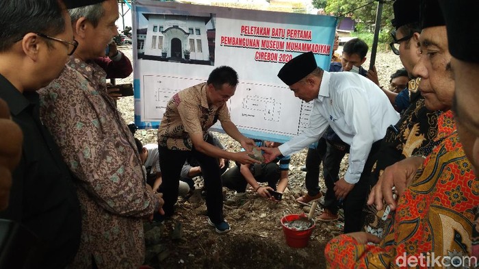 Menko PMK Muhadjir Effendy meletakkan batu pertama untuk museum di cirebon