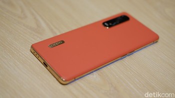 Bagian belakang dihiasi logo Oppo pada lempengan berwarna emas. Foto: Adi Fida Rahman/detikINET