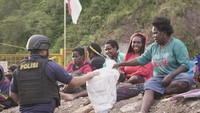 Foto: 800 orang itu terdiri dari 100 orang anak-anak,  370 orang wanita dan 330 laki- laki. (Istimewa)