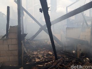 Kobaran Api Lahap Pemukiman Padat Penduduk di Mampang Jaksel