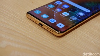 Bagian bawah terdapat port USB Type C dan speaker. Foto: Adi Fida Rahman/detikINET