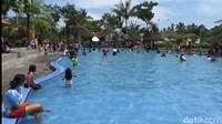 Wisata pemandian alam Tirtosari ini berada di Desa Penanggal, Kecamatan Candipuro, Lumajang. Untuk mencapai wisata di lereng Gunung Semeru ini, traveler harus menempuh perjalanan sekitar dua puluh kilometer dari pusat Kota Lumajang. (Nur Hadi Wicaksono/detikcom)