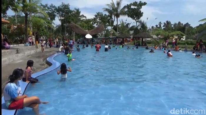 Asyik! Di Pemandian Ini Bisa Selfie Under Water Bareng Ikan Asyik! Di Pemandian Ini Bisa Selfie Under Water Bareng Ikan