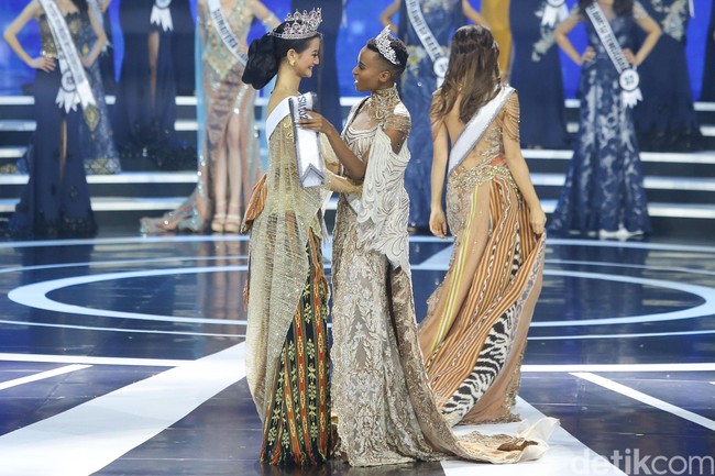Ayu Maulida Putri juga mendapat ucapan selamat dari Miss Universe 2020 Zozibini Tunzi yang khusus datang ke Jakarta untuk menghadiri Pemilihan Puteri Indonesia 2020. Foto: Grandyos Zafna/Detikcom