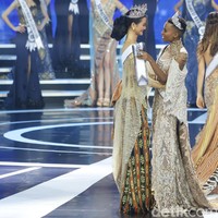 Ayu Maulida Putri juga mendapat ucapan selamat dari Miss Universe 2020 Zozibini Tunzi yang khusus datang ke Jakarta untuk menghadiri Pemilihan Puteri Indonesia 2020. Foto: Grandyos Zafna/Detikcom