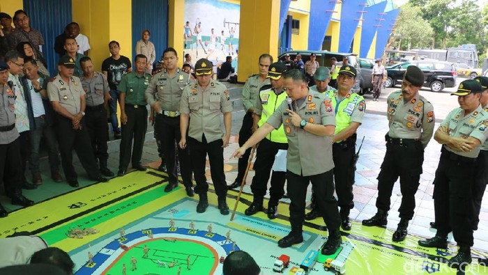 Simulasi pengamanan laga Arema jamu Persib di Stadion Kanjuruhan