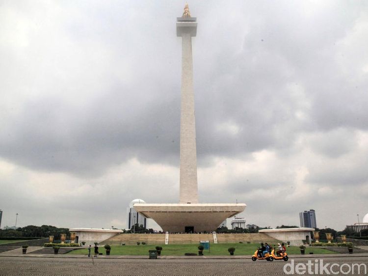 Berkeliling Monas dengan Sepeda Listrik