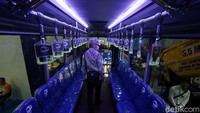 Bus ini memiliki kapasitas 27 tempat duduk dan 13 penumpang berdiri.