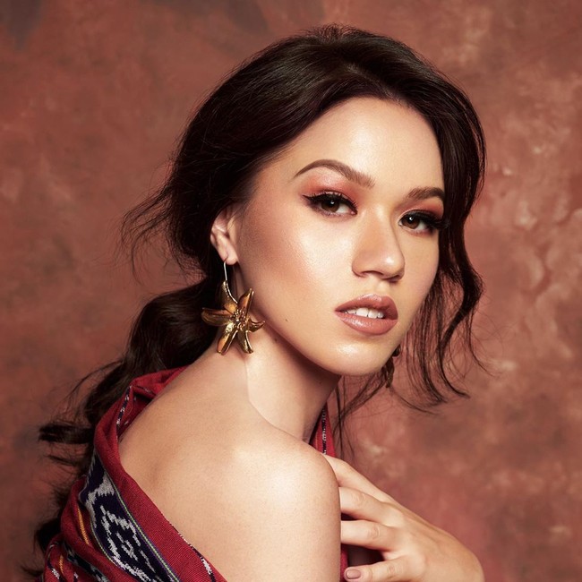 Ketua MPR Bambang Soesatyo selaku juri yang memberikan pertanyaan di babak 6 besar juga mengomentari Kalista Iskandar yang kini ramai diperbincangkan karena tak hafal Pancasila. Menurutnya wanita 21 tahun itu pasti hafal tapi hanya grogi. Dia hafal Pancasila, hanya grogi saja, katanya kepada detikcom. Foto: Instagram/@kalistaiskandar