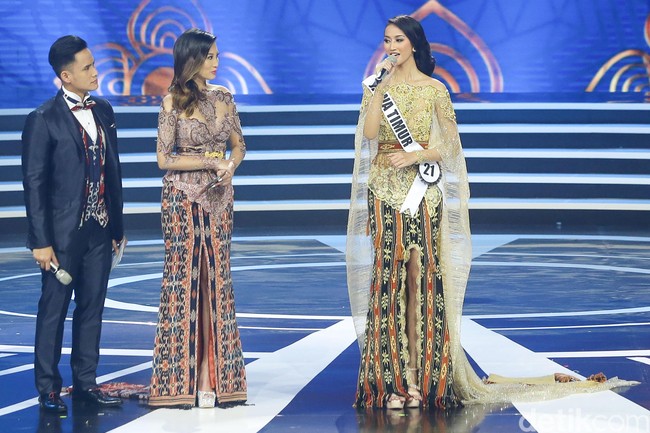 Bahagia bagi saya adalah bagaimana dapat bersyukur atas jati diri kita, atas segala kelebihan dan kekurangan kita, atas segala kesuksesan dan kegagalan kita. Bagaimana kita dapat bermanfaat bagi orang lain di sekitar kita dan bagaimana kita tetap selalu bersyukur atas segala cobaan, jatuh dan bangunnya, karena sejatinya hal itulah yang menjadikan kita orang yang sukses. Orang yang sukses yang selalu bersyukur terhadap Tuhan yang Maha Esa, jawab Rr Ayu Maulida Putri yang merupakan Puteri Indonesia 2020 Jawa Timur itu. Foto: Grandyos Zafna/Detikcom