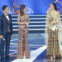 Bahagia bagi saya adalah bagaimana dapat bersyukur atas jati diri kita, atas segala kelebihan dan kekurangan kita, atas segala kesuksesan dan kegagalan kita. Bagaimana kita dapat bermanfaat bagi orang lain di sekitar kita dan bagaimana kita tetap selalu bersyukur atas segala cobaan, jatuh dan bangunnya, karena sejatinya hal itulah yang menjadikan kita orang yang sukses. Orang yang sukses yang selalu bersyukur terhadap Tuhan yang Maha Esa, jawab Rr Ayu Maulida Putri yang merupakan Puteri Indonesia 2020 Jawa Timur itu. Foto: Grandyos Zafna/Detikcom