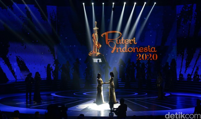 Inilah momen penentuan saat Ayu Maulida Putri dan Putu Ayu Saraswati menunggu pengumuman siapa yang menjadi pemenang Puteri Indonesia 2020. Foto: Grandyos Zafna/Detikcom