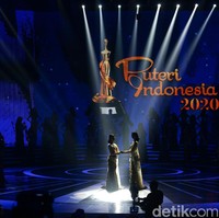Inilah momen penentuan saat Ayu Maulida Putri dan Putu Ayu Saraswati menunggu pengumuman siapa yang menjadi pemenang Puteri Indonesia 2020. Foto: Grandyos Zafna/Detikcom